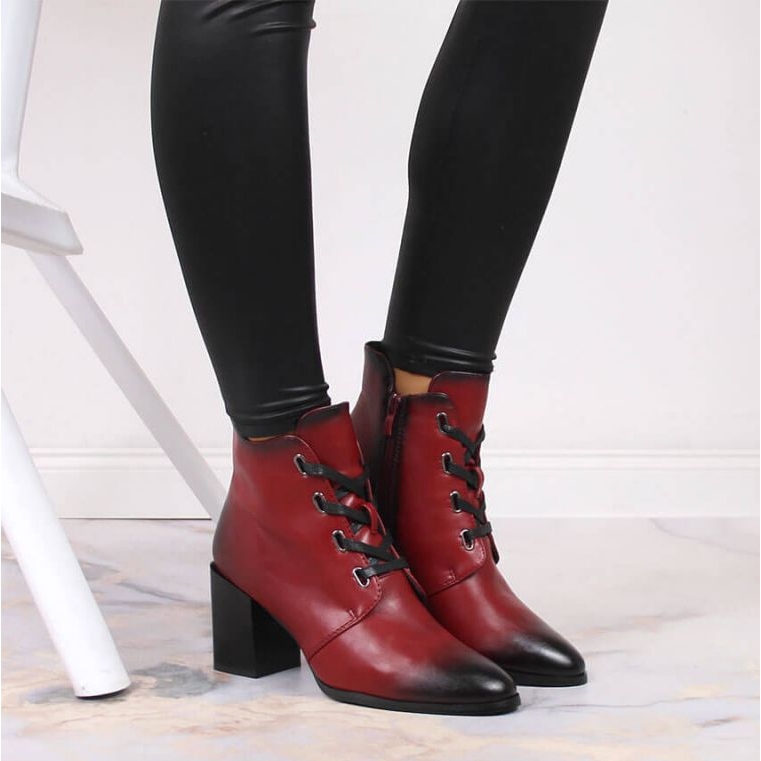 Daily Power Stiefel auf dem Pfosten isoliert M.Daszyński W SAN10B rot 2