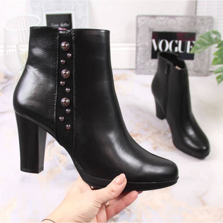 Stiefel am Pfosten mit der Dekoration des isolierten Jezzi W JEZ384 schwarz 1