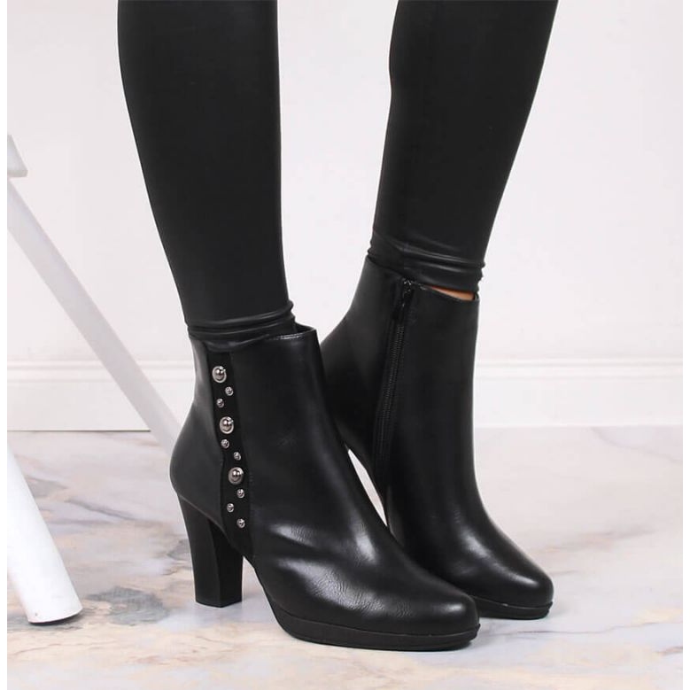 Stiefel am Pfosten mit der Dekoration des isolierten Jezzi W JEZ384 schwarz 2