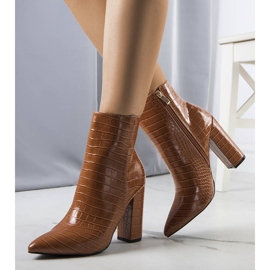 BM Braune Stiefeletten am Lira-Pfosten 1