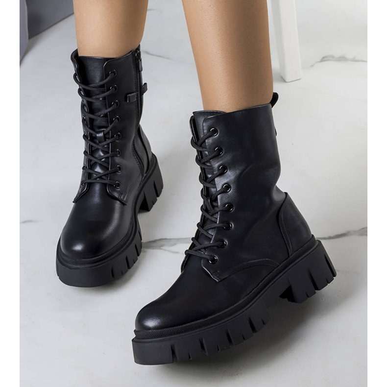 BM Schwarze Stiefel auf einer massiven Darius-Sohle 1