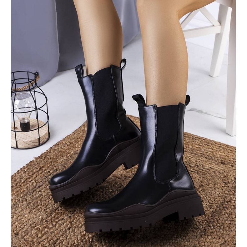 BM Schwarze Stiefel auf einer braunen Jadiel-Sohle 2