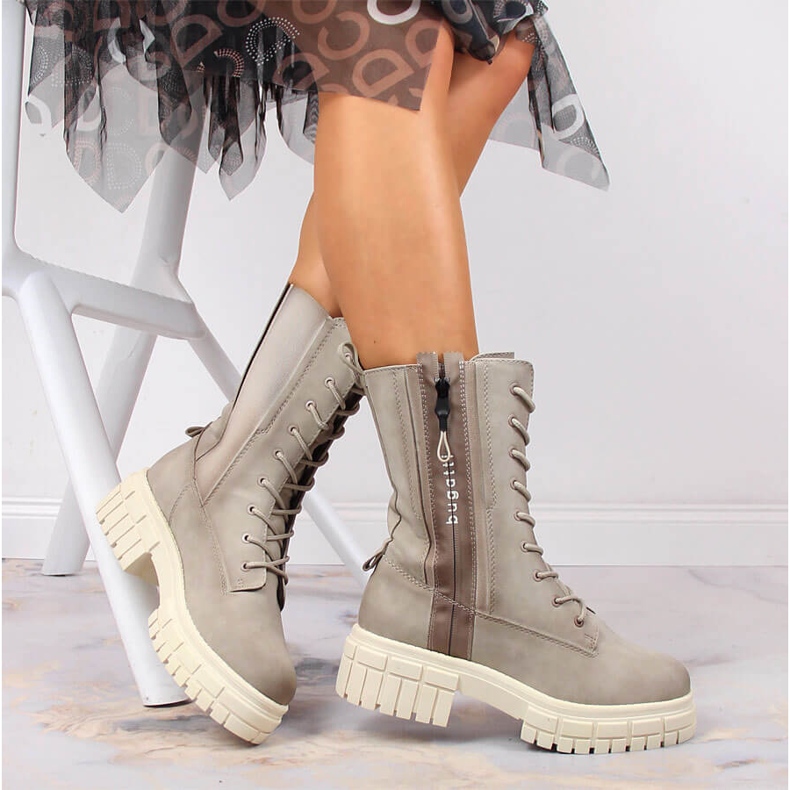 Bequeme Damen-Sneaker auf der Plattform, isolierter beige Bugatti KK253096 1