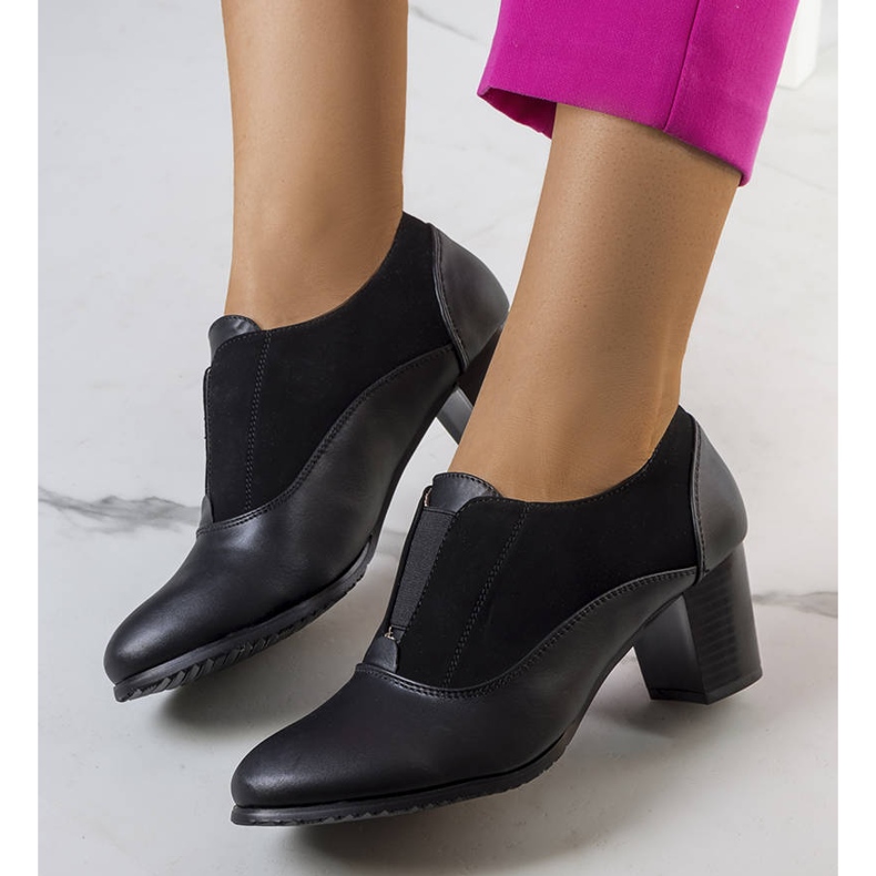 BM Schwarze Schnürschuhe am Corder-Pfosten 1