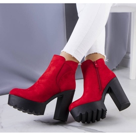 BM Rote isolierte Stiefel auf der Miran-Plattform 1