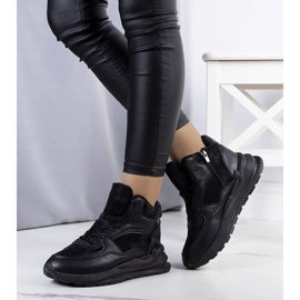 BM Schwarze isolierte Sneakers von Malvern 1