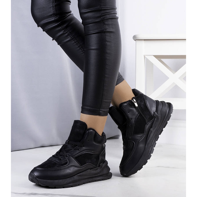 BM Schwarze isolierte Sneakers von Malvern 1