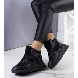 BM Schwarze isolierte Sneakers von Malvern 2