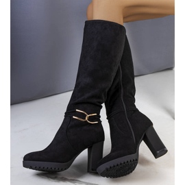 Schwarze, isolierte Stiefel am Dardo-Pfosten 1