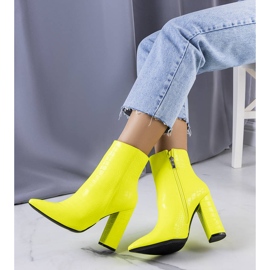 Gelbe Neon-Stiefeletten am Confi-Post 1