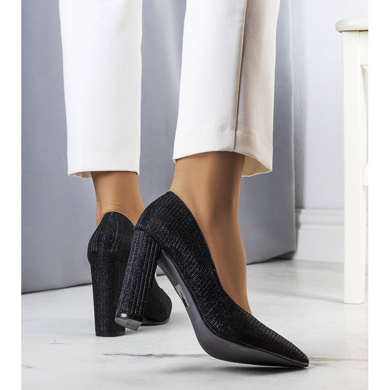 PA1 Schwarze Pumps am Theiss-Pfosten 1