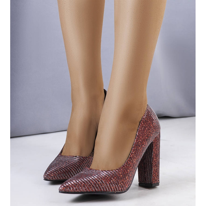 Rote Pumps an der Theiss-Säule 1