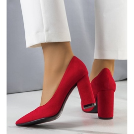 PA1 Rote Pumps am Melvil-Pfosten 1