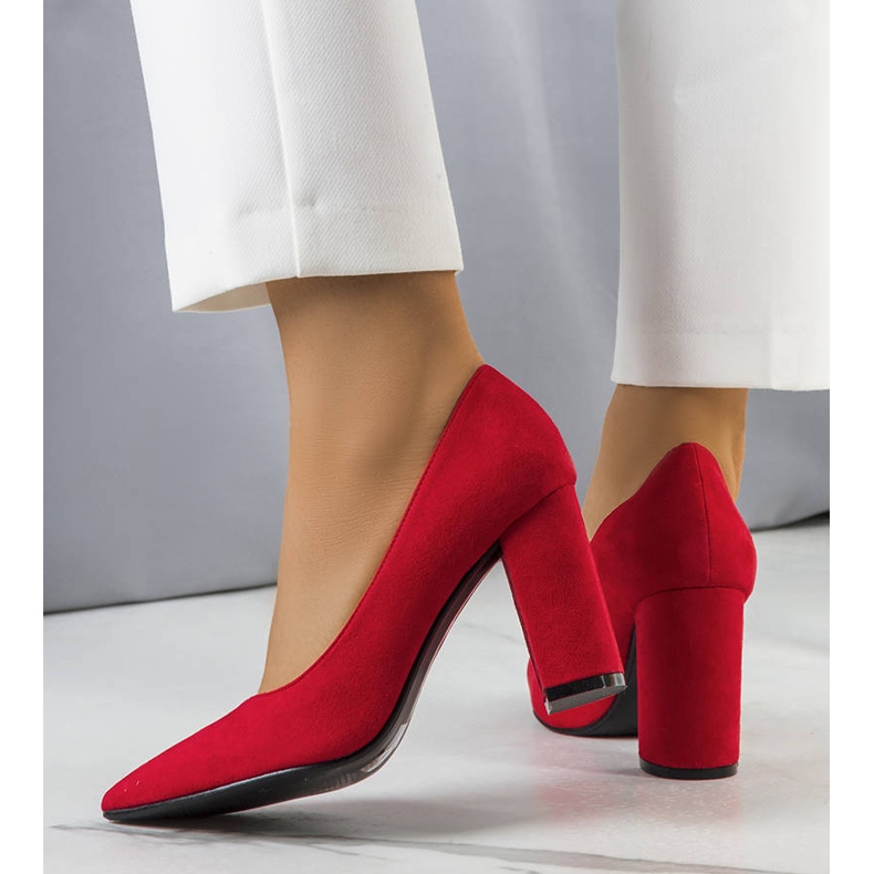 PA1 Rote Pumps am Melvil-Pfosten 1