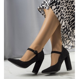 BM Schwarze Pumps mit Kaiserriemen 1