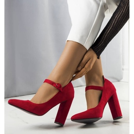 BM Rote Pumps mit Kaiserriemen 1