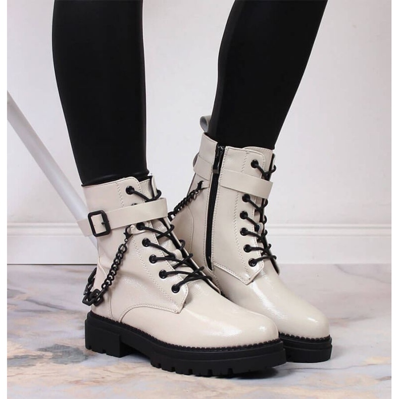 Lackierte Stiefel mit einer isolierten Kette Laura La.Fi W PMR28 beige 2