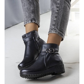 PA1 Schwarze isolierte Stiefel mit Keilabsatz von Yarela 1