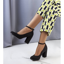 PA1 Schwarze Pumps mit Gürtel von Norrie 2