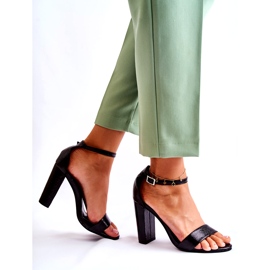 PG1 Klassische Ledersandalen auf einer Bar Black Sallen schwarz 2