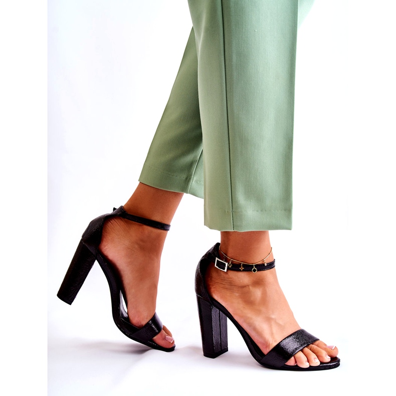 PG1 Klassische Ledersandalen auf einer Bar Black Sallen schwarz 2