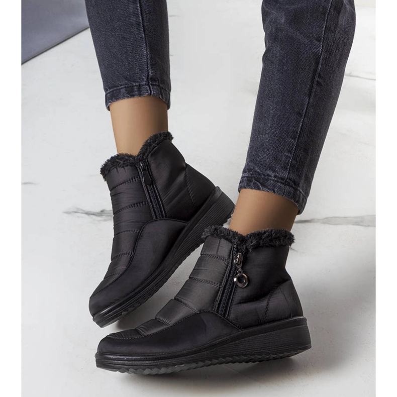 Schwarze isolierte Schneestiefel mit Fell von Blen 2