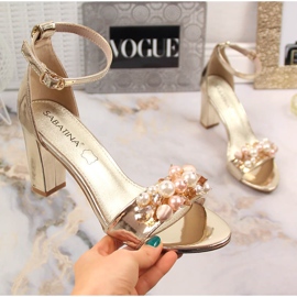 Damensandalen an einem Spiegelpfosten mit goldenen Perlen Sabatina B185-2 1