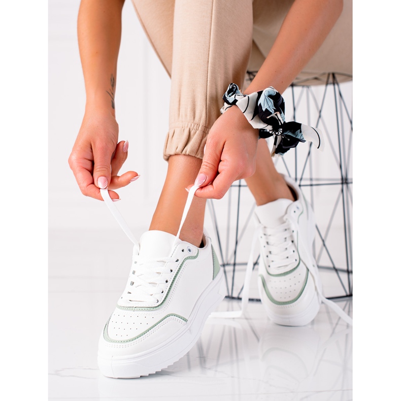 SHELOVET Turnschuhe mit grünem Einsatz weiß 1