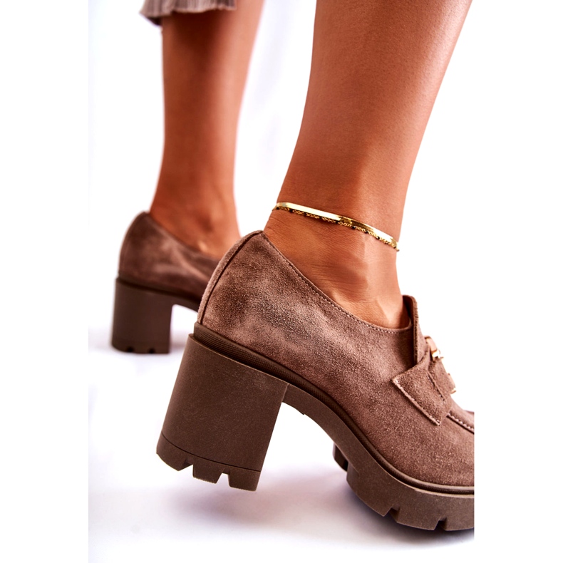 PL5 Elegante Schuhe von Harmell in Dunkelbeige auf einer Säule mit goldener Verzierung 3