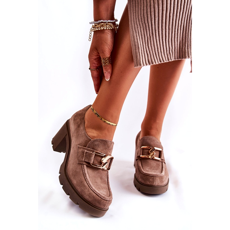 PL5 Elegante Schuhe von Harmell in Dunkelbeige auf einer Säule mit goldener Verzierung 4