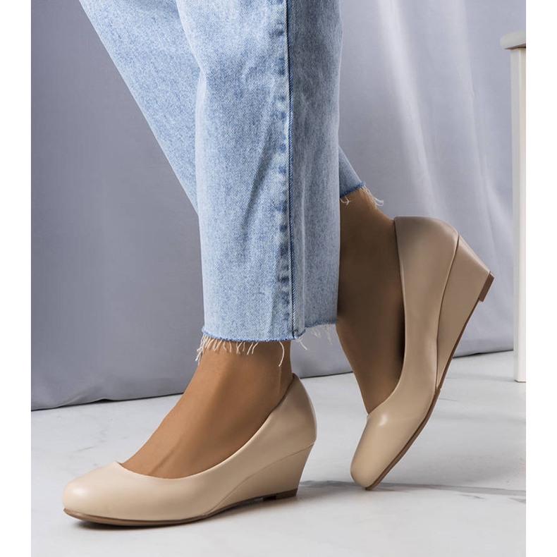 PA1 Beige Pumps mit Keilabsatz von Arlai 1