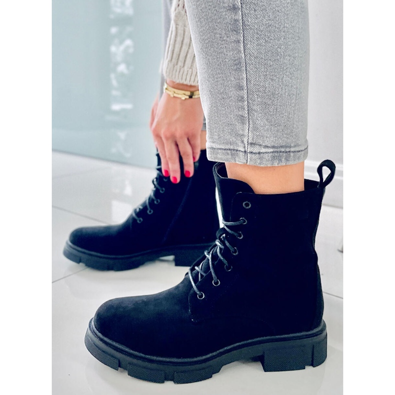 BM Turner Schwarze Arbeiter zum Schnüren 1