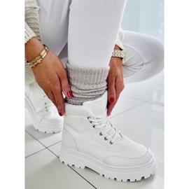 BM Schneeweiße Wanderschuhe 2