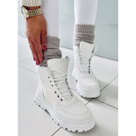 BM Schneeweiße Wanderschuhe 1