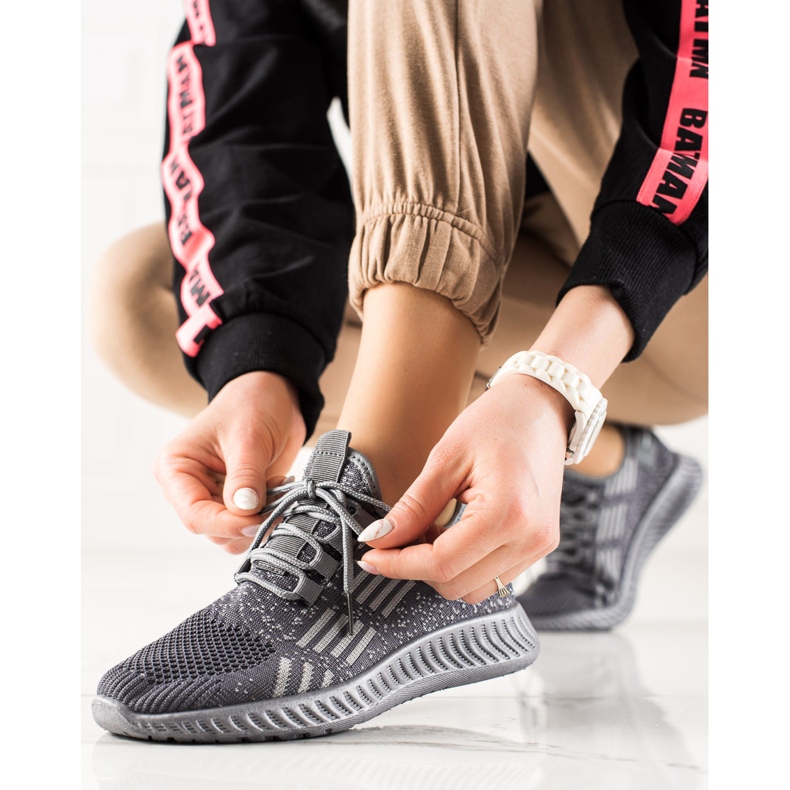 TRENDI Gebundene leichte Turnschuhe grau 1