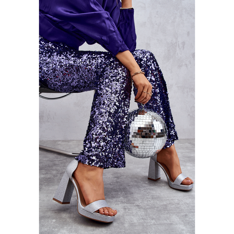 Glänzende Sandalen auf einem massiven silbernen Calmi-Absatz silber- 1