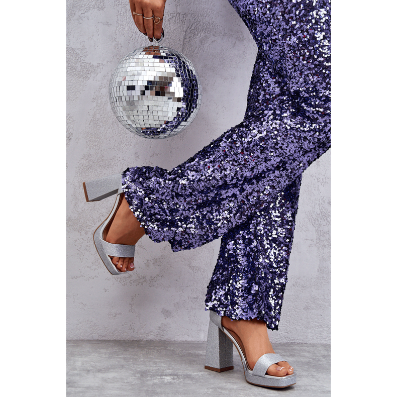 Glänzende Sandalen auf einem massiven silbernen Calmi-Absatz silber- 2