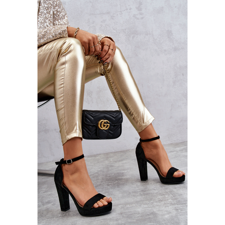 Wildledersandalen auf schwarzem spektakulärem Absatz 1