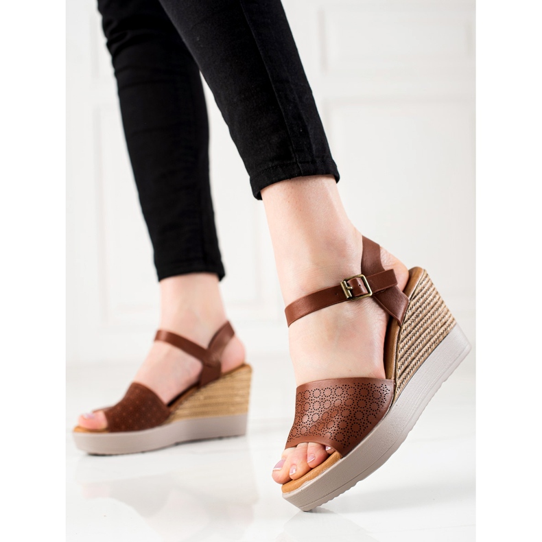 Clowse Leichte Sandalen auf Keilabsatz braun 1