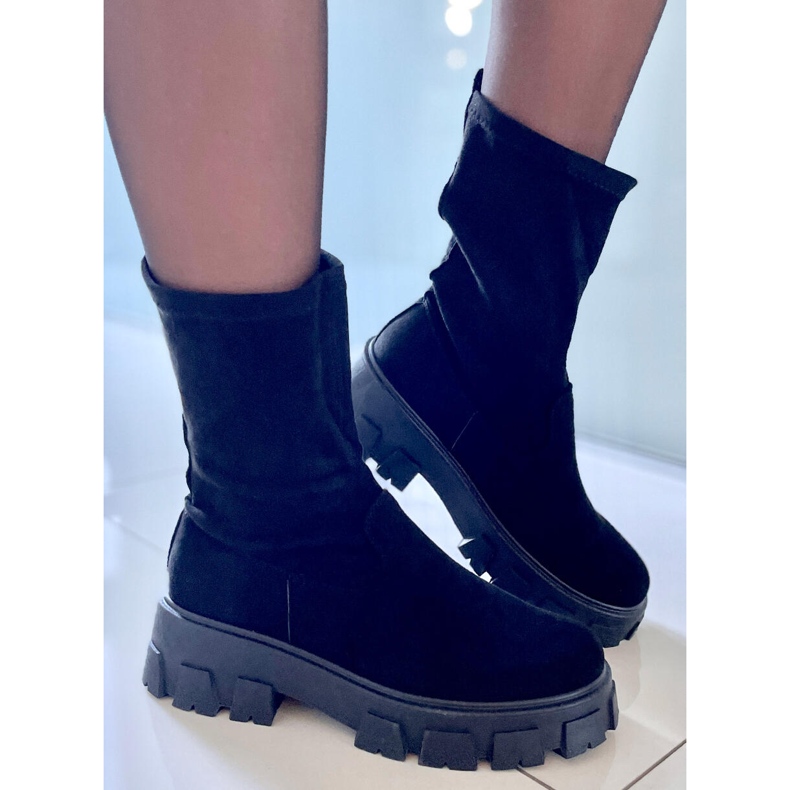 PA1 Phyllis Flache Stiefel aus schwarzem Wildleder 1