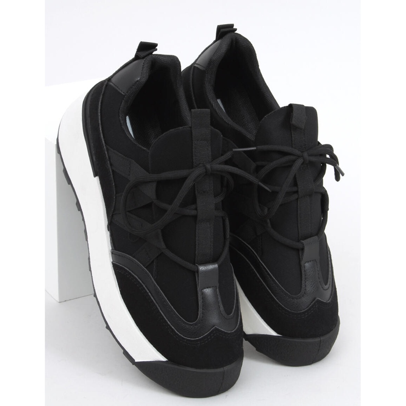 Ting schwarze Turnschuhe 1