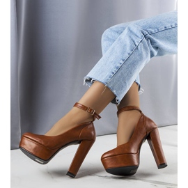 PA1 Braune Pumps mit hohem Absatz von Adela 1