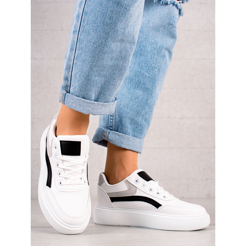 Weide Freizeitschuhe auf der Plattform weiß 1