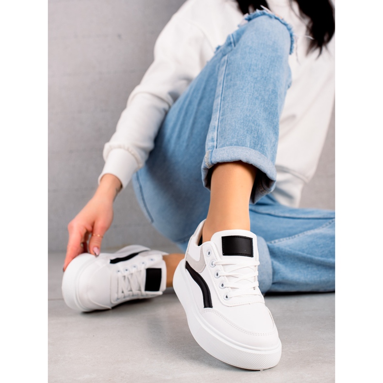 Weide Freizeitschuhe auf der Plattform weiß 2