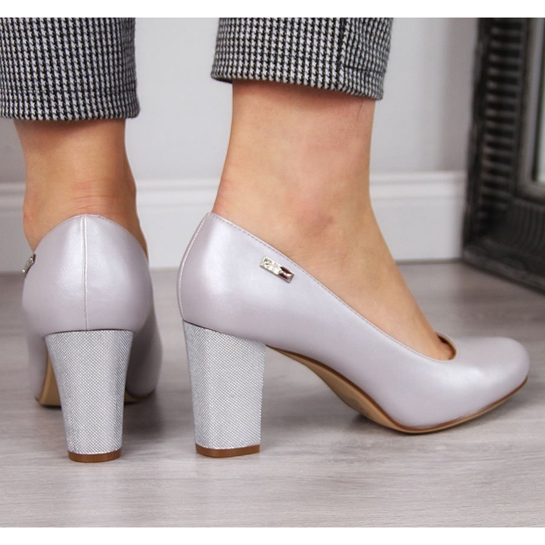 Pumps auf einem silbernen Perlmuttpfosten von Sergio Leone silber- 2