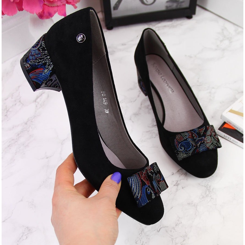 Schwarze Pumps an einer dekorativen Schleife von Sergio Leone 2