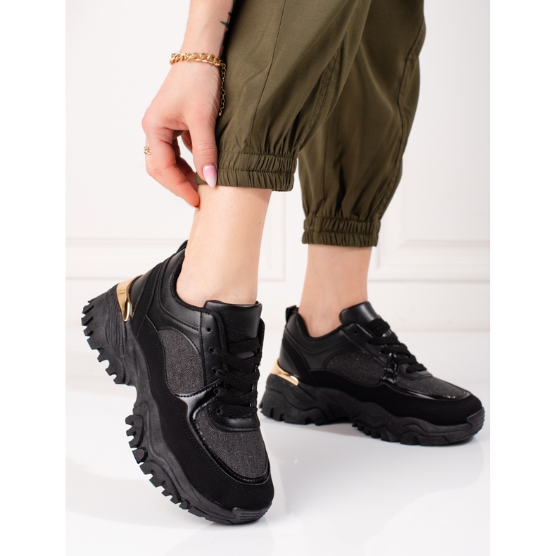 Schwarze Damensneaker auf der Shelovet-Plattform 1