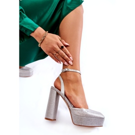 Glitzer -Sandalen von Frauen auf dem silbernen Beitrag silber- 3