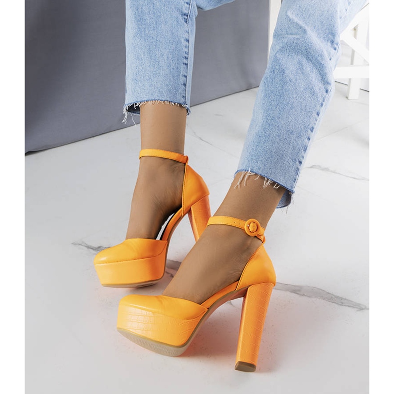 Orangefarbene Neon-Pumps von Joy 1
