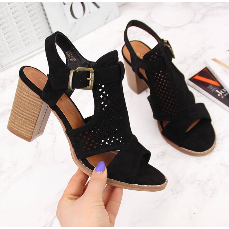 Damensandalen auf einem schwarzen eVento-Pfosten 2